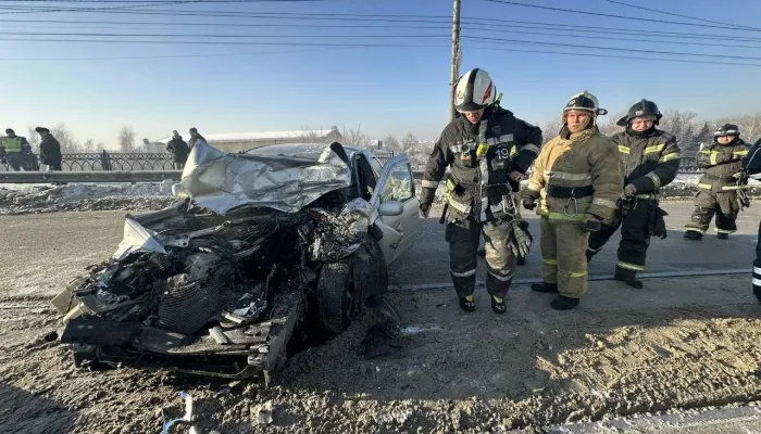 Toyota превратилась в груду металла в ДТП на Коммунальном мосту в Бийске. Жуткие фото