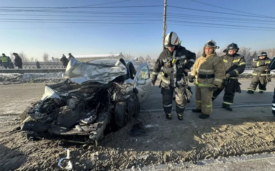 Toyota превратилась в груду металла в ДТП на Коммунальном мосту в Бийске. Жуткие фото
