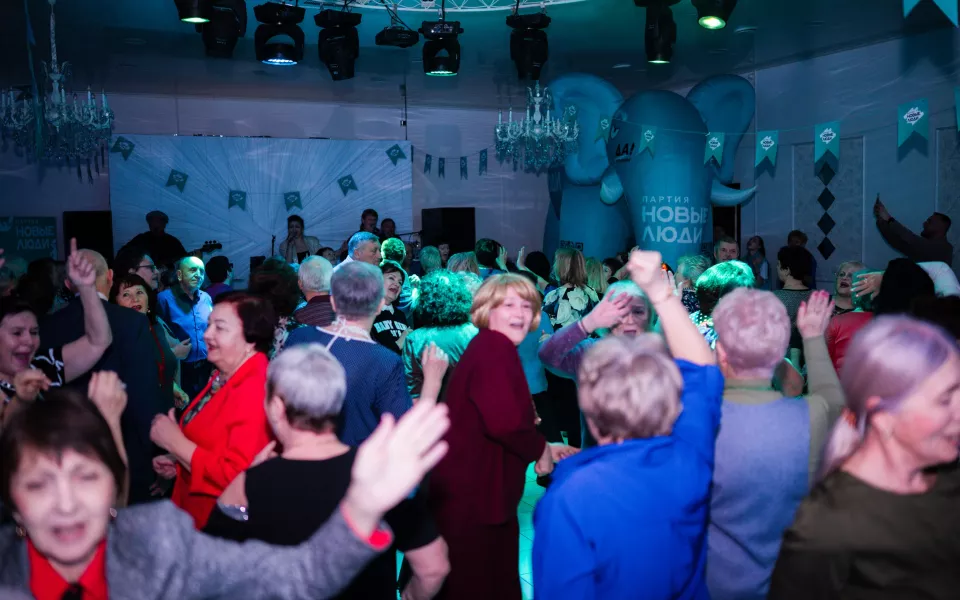 Новые люди устроили дискотеку для барнаульцев серебряного возраста