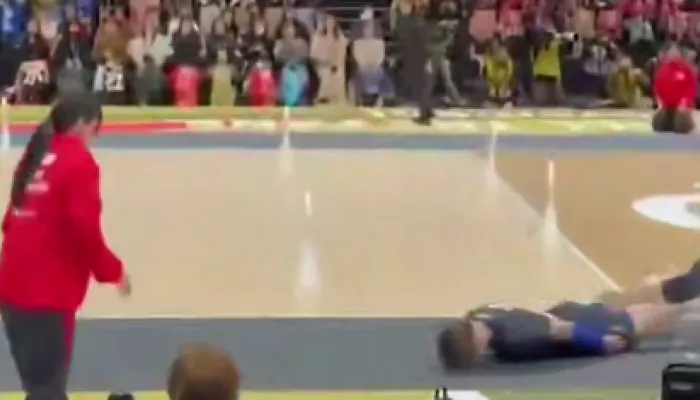 Японский волейболист попал мячом в девушку и оригинально извинился. Видео