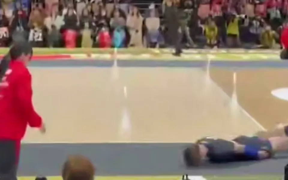 Японский волейболист попал мячом в девушку и оригинально извинился. Видео