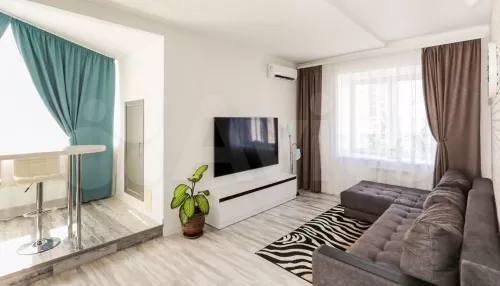 Квартиру с окнами на три стороны и двумя лоджиями продают в клубном доме в Барнауле