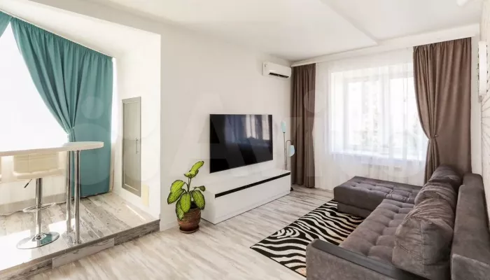 Квартиру с окнами на три стороны и двумя лоджиями продают в клубном доме в Барнауле