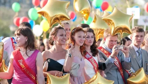 Названа сумма расходов родителей на организацию школьных выпускных в Барнауле