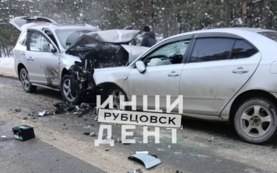 Водитель Toyota Premio погиб в лобовом ДТП в Алтайском крае