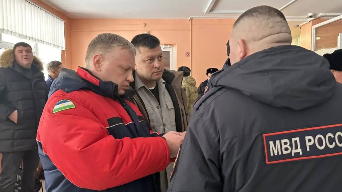 На место прибыл мэр Уфы Ратмир Мавлиев