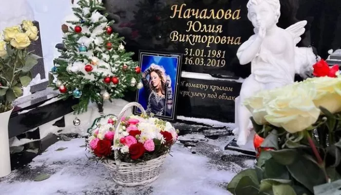 Мама Юлии Началовой показала, как выглядит могила певицы в день рождения
