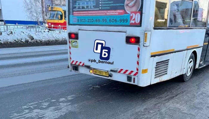 Соцсети: кондуктор барнаульского автобуса порвала сдачу и нагрубила пассажиру
