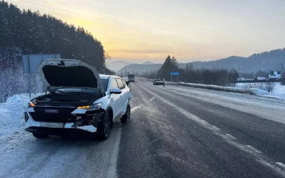 В Республике Алтай китайский кроссовер налетел на отбойник, пострадал ребенок