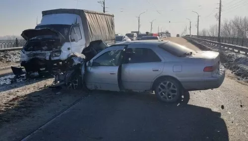 В Бийске в попавшей в аварию машине нашли более полукилограмма наркотика