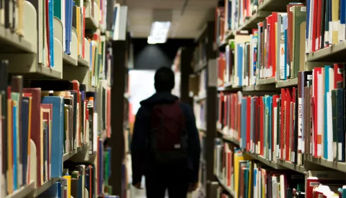 Десятиклассник выстрелил в учительницу в лицее из ружья отца. Подробности