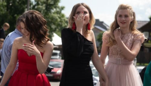 Блестки, шары и море радости: как прошел выпускной бал в барнаульском лицее №124