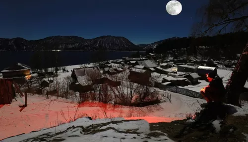 Заповедное село в лунном сиянии запечатлели в Республике Алтай. Фото