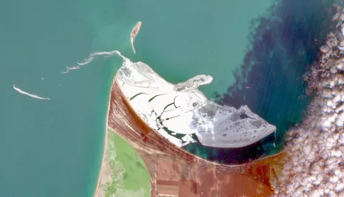 Огромный черноморский айсберг обнаружили у побережья Крыма