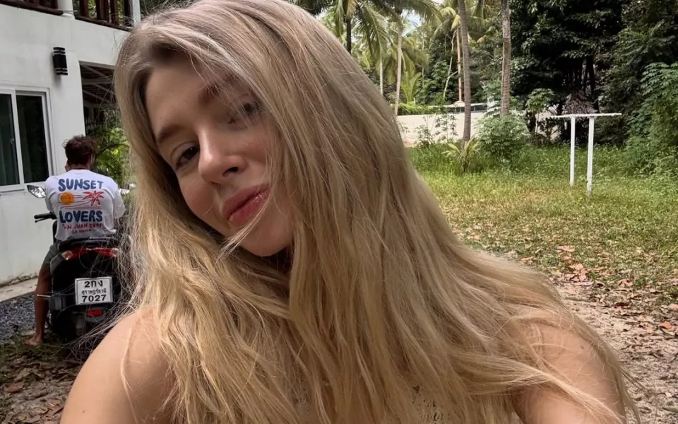 Звезда СашиТани и Молодежки показала фигуру на пляже на отдыхе в Таиланде