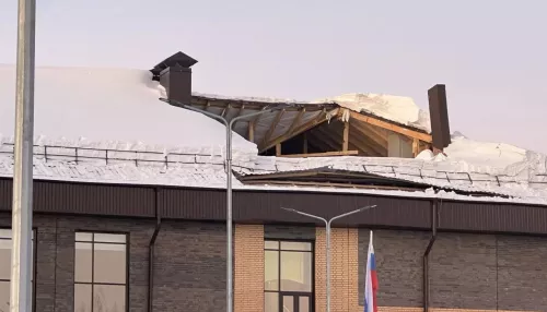 Крыша новой школы обвалилась под Новосибирском — так работники счищали снег. Фото