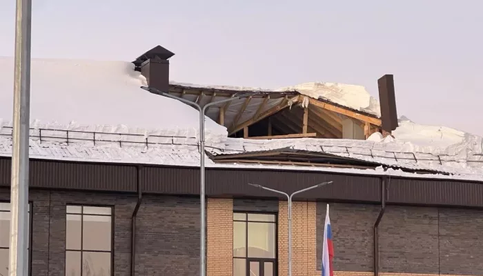 Крыша новой школы обвалилась под Новосибирском — так работники счищали снег. Фото