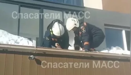 Женщина выжила после падения с 13-го этажа в Новосибирске. Кадры спасения