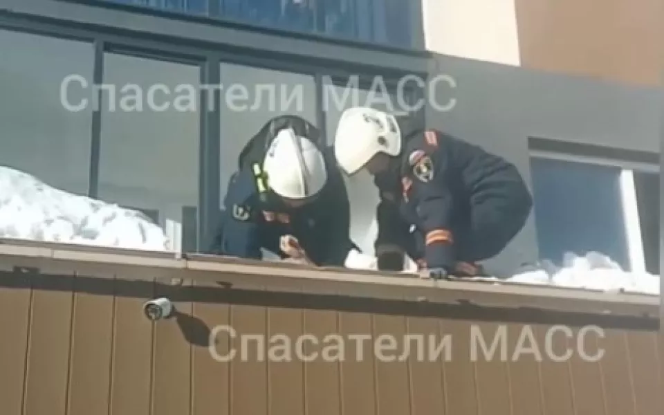 Женщина выжила после падения с 13-го этажа в Новосибирске. Кадры спасения