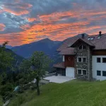 Отель с видом из номеров на горы и озеро продают в Республике Алтай. Фото