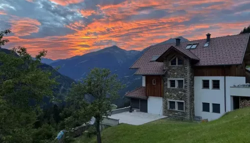 Отель с видом из номеров на горы и озеро продают в Республике Алтай. Фото