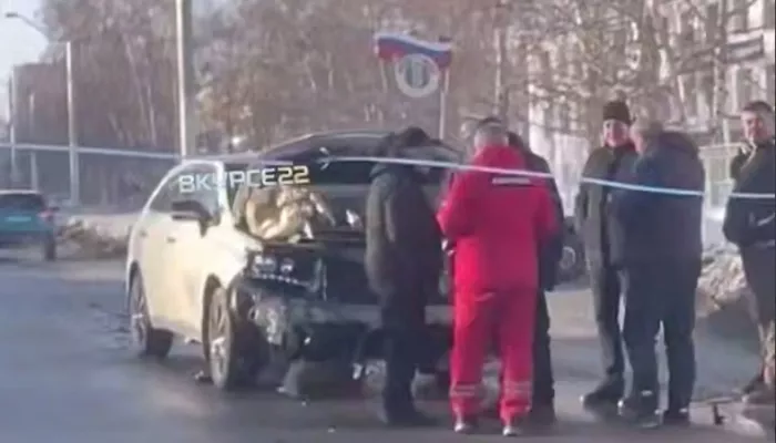 Toyota Sprinter и Lexus разбились на перекрестке по ул. Юрина в Барнауле