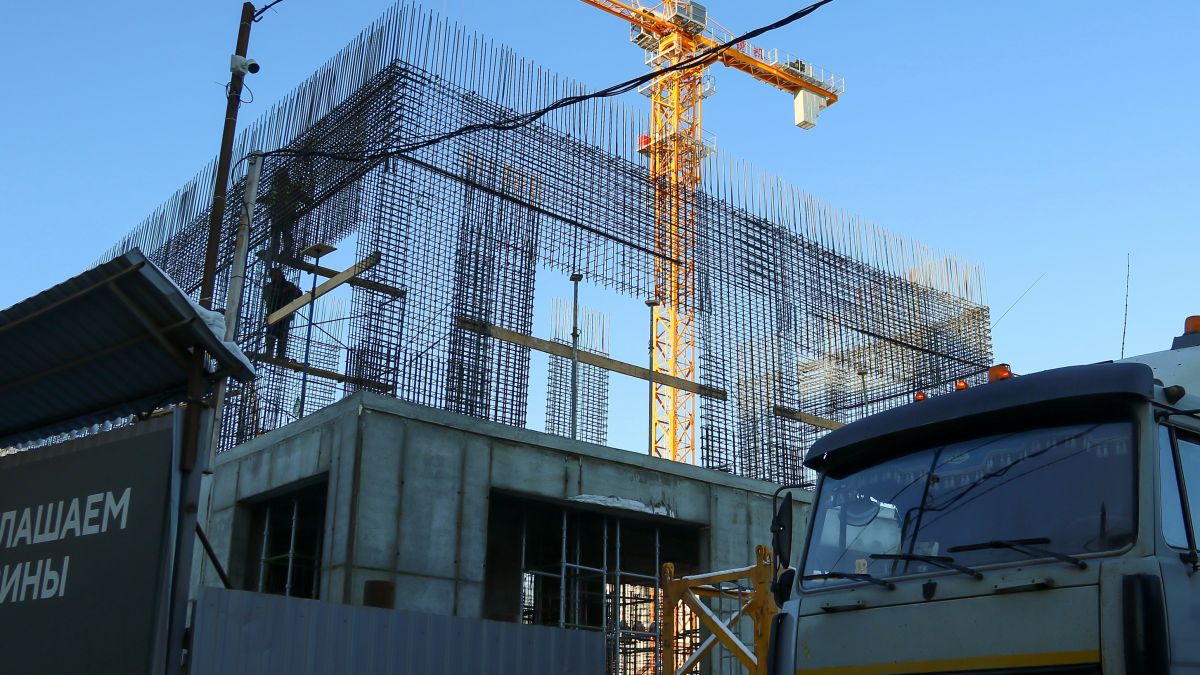 Строительная площадка здания нового ЦУМа на пр. Ленина, 55. Февраль 2026 года