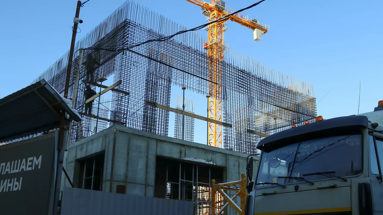 Скелет второго этажа: стройка ЦУМа в центре Барнаула вышла из тени ограждения. Фото