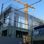 Скелет второго этажа: стройка ЦУМа в центре Барнаула вышла из тени ограждения. Фото