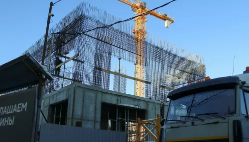 Скелет второго этажа: стройка ЦУМа в центре Барнаула вышла из тени ограждения. Фото