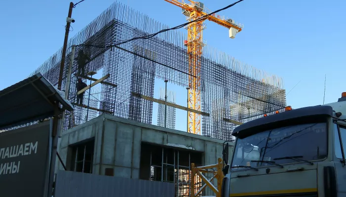 Скелет второго этажа: стройка ЦУМа в центре Барнаула вышла из тени ограждения. Фото