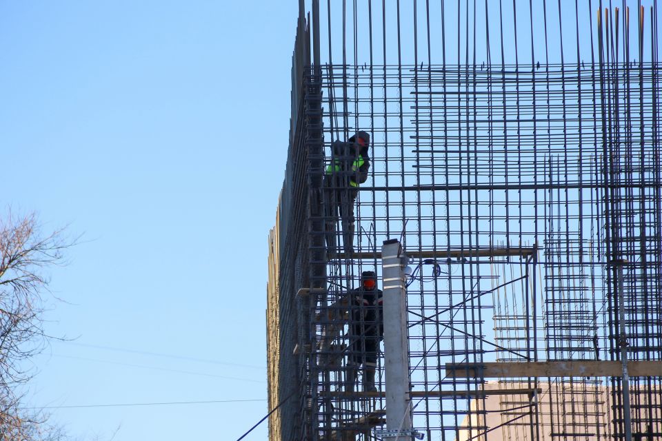 Строительная площадка здания нового ЦУМа на пр. Ленина, 55. Февраль 2026 года