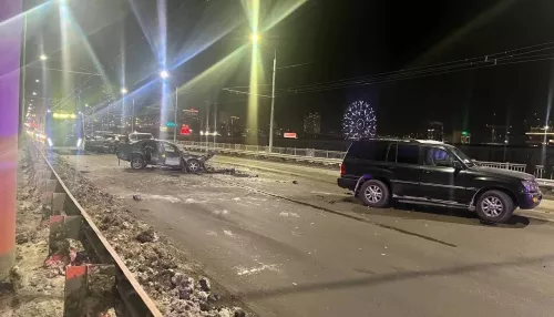 Сразу семь автомобилей столкнулись на Октябрьском мосту в Новосибирске. Фото