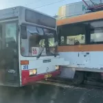 Автобус и трамвайный вагон столкнулись в центре Барнаула