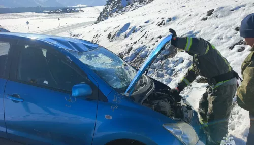 В Республике Алтай автомобиль слетел с трассы и перевернулся