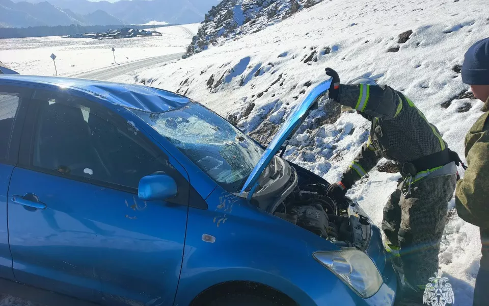 В Республике Алтай автомобиль слетел с трассы и перевернулся
