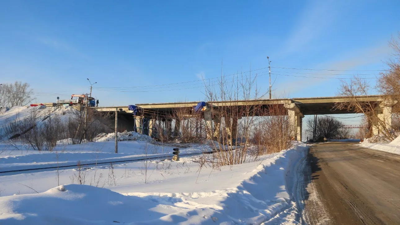 Строители начали монтаж балок моста на Павловском тракте в Барнауле