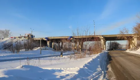 Строители начали монтаж балок моста на Павловском тракте в Барнауле