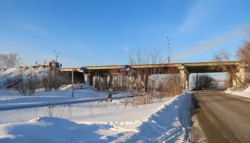 Строители начали монтаж балок моста на Павловском тракте в Барнауле