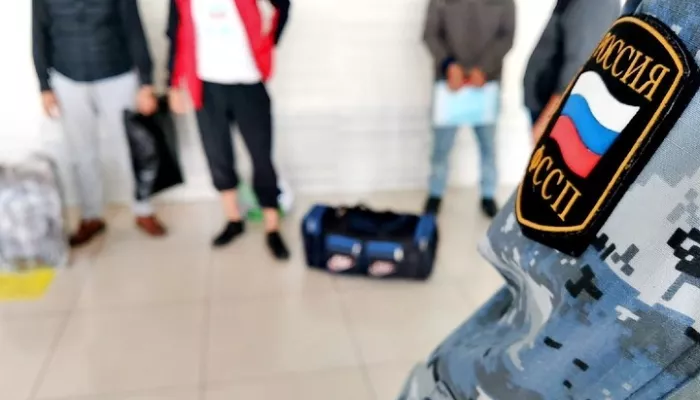 Более 130 нелегальных мигрантов попрощались с Алтайским краем в 2025 году