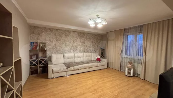 Просторную трешку продают в центре Барнаула за 15,5 млн рублей. Фото