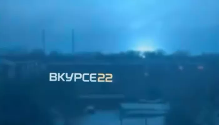 Жители Рубцовска засняли мощные вспышки над городом. Видео