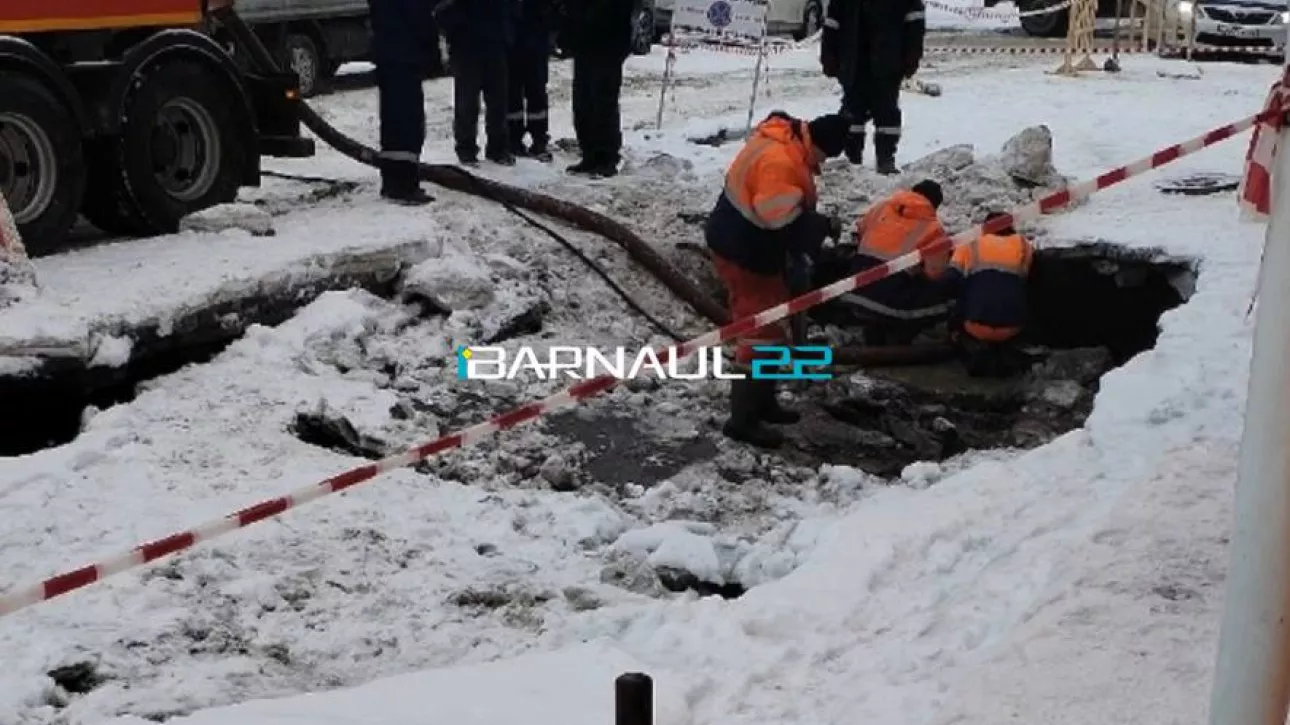 Асфальт вместе с припаркованным автомобилем провалился в Барнауле