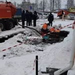 Асфальт вместе с припаркованным автомобилем провалился в Барнауле