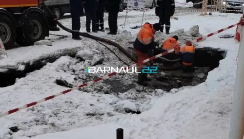 Асфальт вместе с припаркованным автомобилем провалился в Барнауле