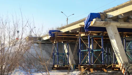 Подъем пролетов на ремонт: в Барнауле перебирают мост на Павловском тракте. Фото