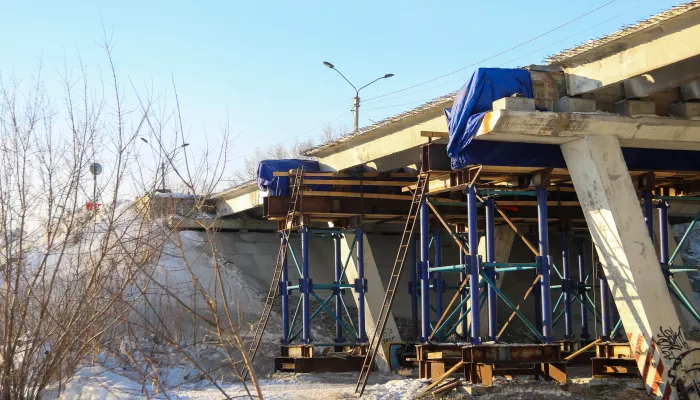 Подъем пролетов на ремонт: в Барнауле перебирают мост на Павловском тракте. Фото