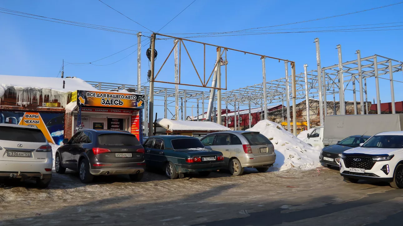 Пуля в пулю: как отстраивают Теплый рынок и что известно о причинах большого пожара. Фото