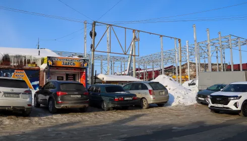 Пуля в пулю: как отстраивают Теплый рынок и что известно о причинах большого пожара. Фото