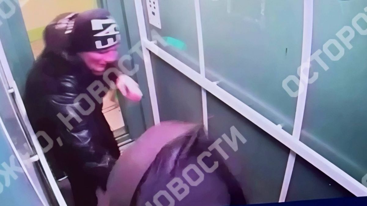 Момент конфликта в лифте